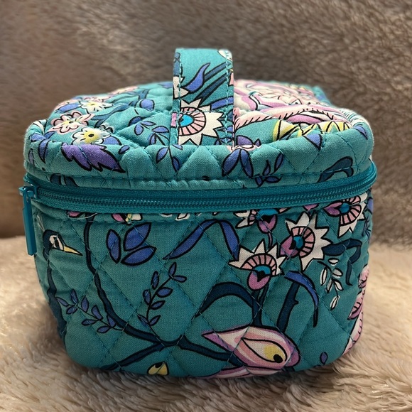 VERA BRADLEY Peacock Garden Train Case - Picture 2 of 7